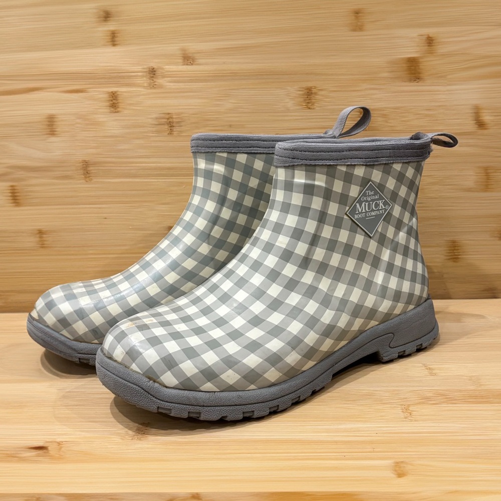 ☔️ Size US 9 Woman’s Rubber Boots